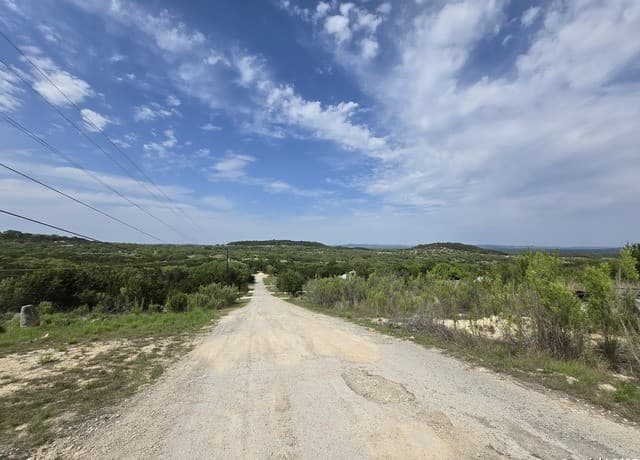 Home for sale at 555 Iroquois Trl in Bandera, TX — photo 3