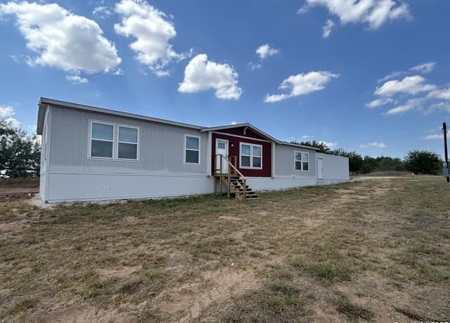 3-bedroom rental at 1038 County Road 329 in Floresville, TX — photo 1