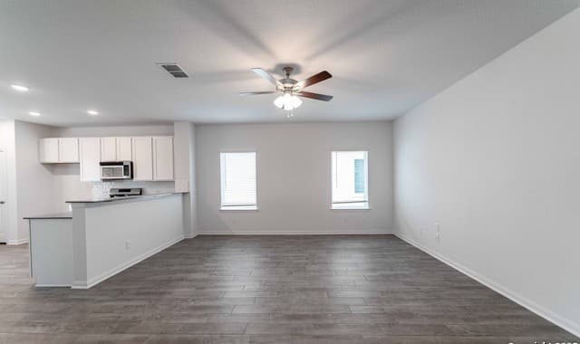 3-bedroom rental at 8811 Grey Elm in Elmendorf, TX — photo 3