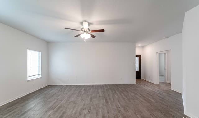 3-bedroom rental at 8811 Grey Elm in Elmendorf, TX — photo 4
