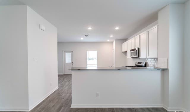 3-bedroom rental at 8811 Grey Elm in Elmendorf, TX — photo 5
