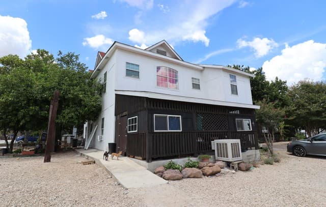 rental at 13915 Interstate 35 in Von Ormy, TX — photo 1