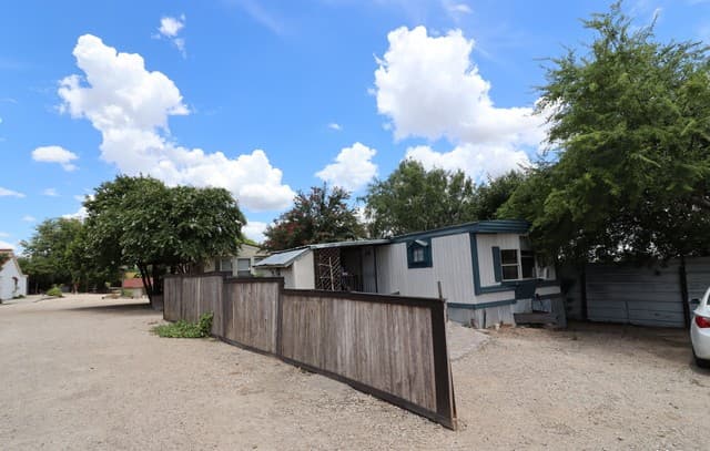 rental at 13915 Interstate 35 in Von Ormy, TX — photo 2