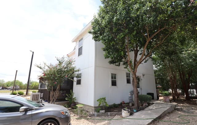 rental at 13915 Interstate 35 in Von Ormy, TX — photo 3