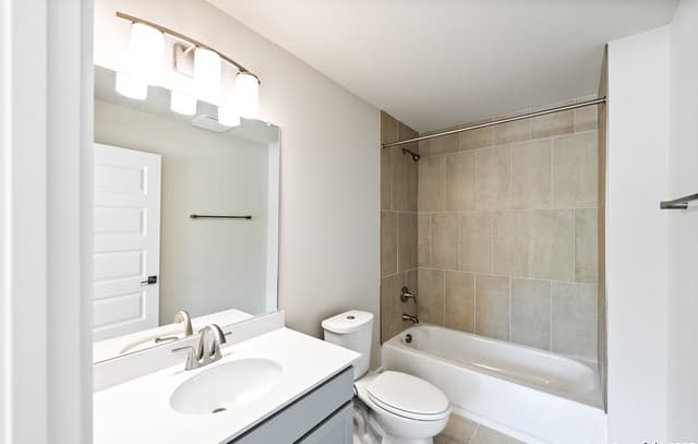 3-bedroom rental at 419 Ira #1101 Unit UNIT 1101 in San Antonio, TX — photo 5