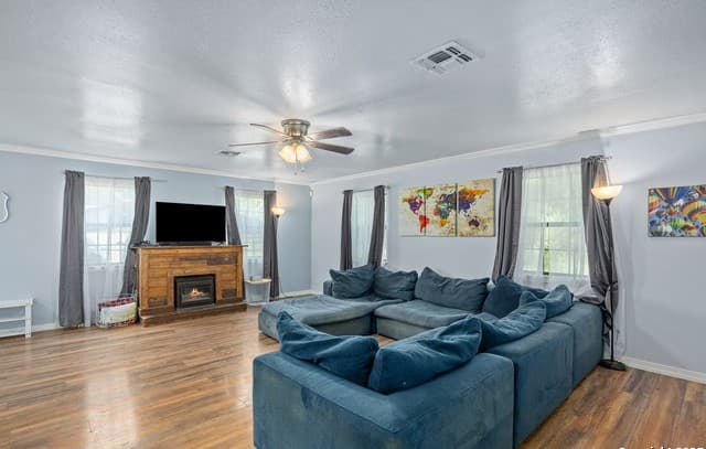 3-bedroom rental at 904 State Highway 173 in Bandera, TX — photo 1