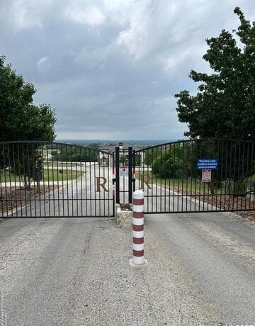 rental at 576 Private Road 3702 in San Antonio, TX — photo 1