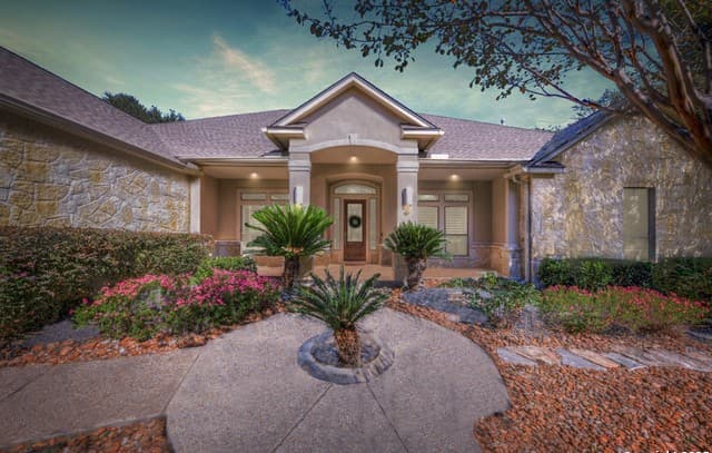 4-bedroom rental at 19940 Scenic Loop Road in Helotes, TX — photo 2