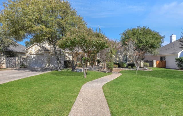 4-bedroom rental at 19940 Scenic Loop Road in Helotes, TX — photo 4