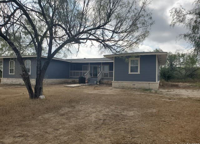2-bedroom rental at 310 Duck in Pleasanton, TX — photo 2