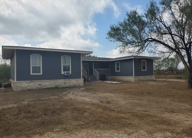 2-bedroom rental at 310 Duck in Pleasanton, TX — photo 3