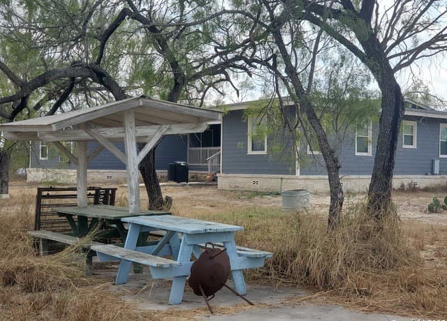 2-bedroom rental at 310 Duck in Pleasanton, TX — photo 4