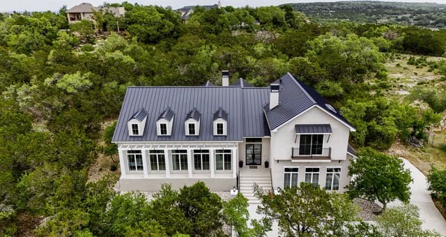 5-bedroom rental at 321 Bentwood Dr in Spring Branch, TX — photo 2