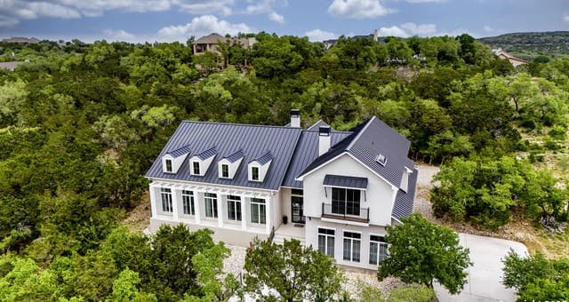 5-bedroom rental at 321 Bentwood Dr in Spring Branch, TX — photo 4