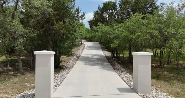 5-bedroom rental at 321 Bentwood Dr in Spring Branch, TX — photo 5