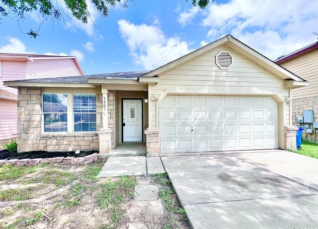 4-bedroom rental at 5807 Barton Hollow in San Antonio, TX — photo 2
