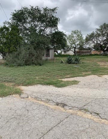 rental at 413 Ross in Devine, TX — photo 2