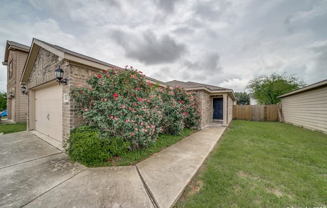 3-bedroom rental at 6126 Pleasant Lake in San Antonio, TX — photo 2