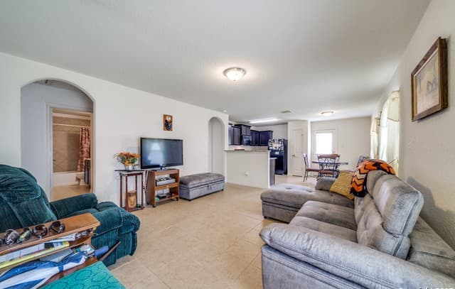 3-bedroom rental at 6126 Pleasant Lake in San Antonio, TX — photo 3
