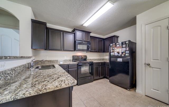 3-bedroom rental at 6126 Pleasant Lake in San Antonio, TX — photo 5