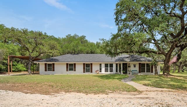4-bedroom rental at 23 Sunrise in Pleasanton, TX — photo 1
