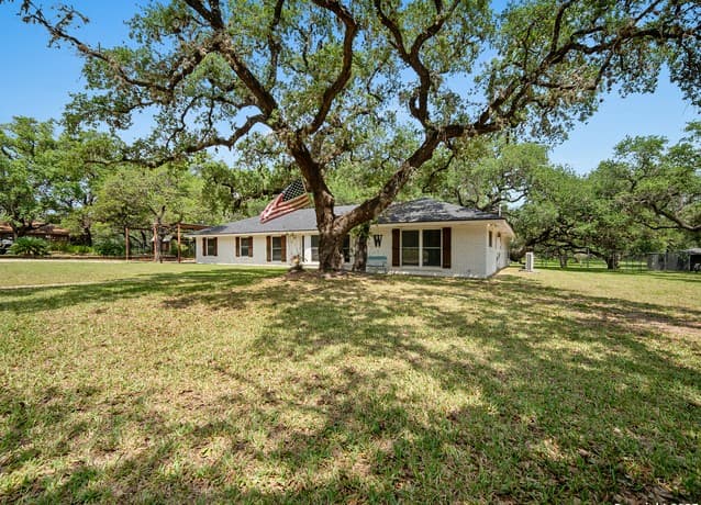 4-bedroom rental at 23 Sunrise in Pleasanton, TX — photo 2