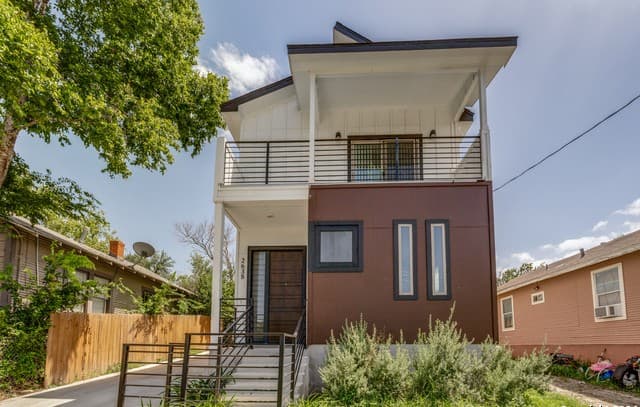 3-bedroom rental at 2638 E Commerce St in San Antonio, TX — photo 1