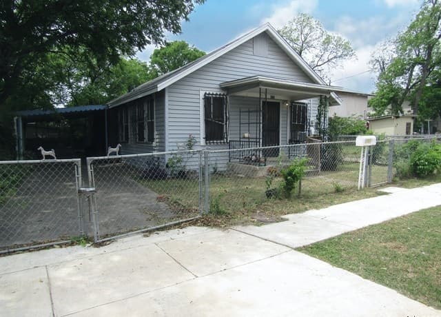 4-bedroom rental at 217 Lancaster in San Antonio, TX — photo 2