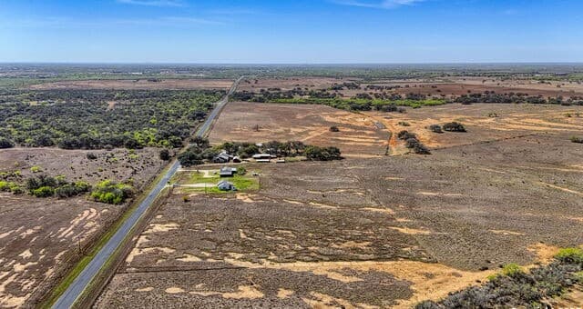 rental at 000 Ernst Rd in Pleasanton, TX — photo 5