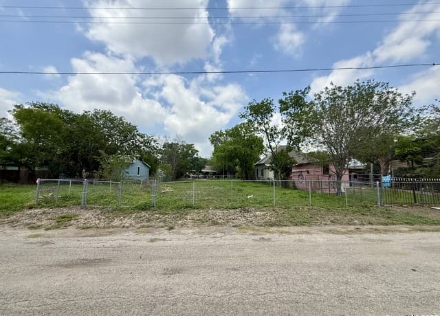 rental at 622 Martin Luther King Dr in San Antonio, TX — photo 1