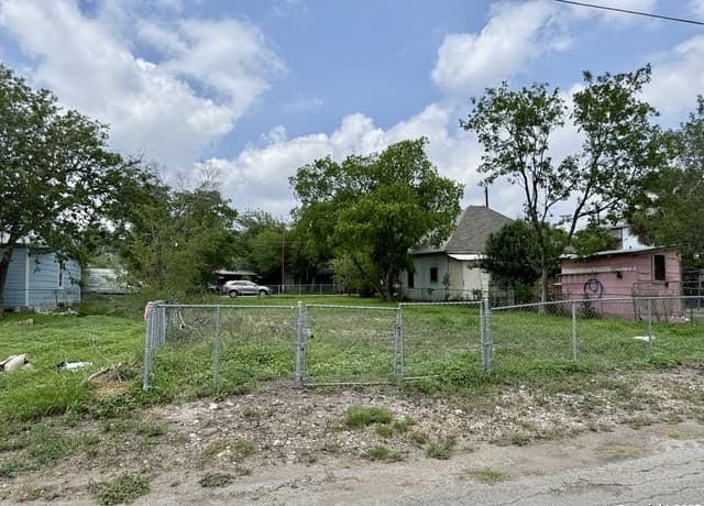 rental at 622 Martin Luther King Dr in San Antonio, TX — photo 2