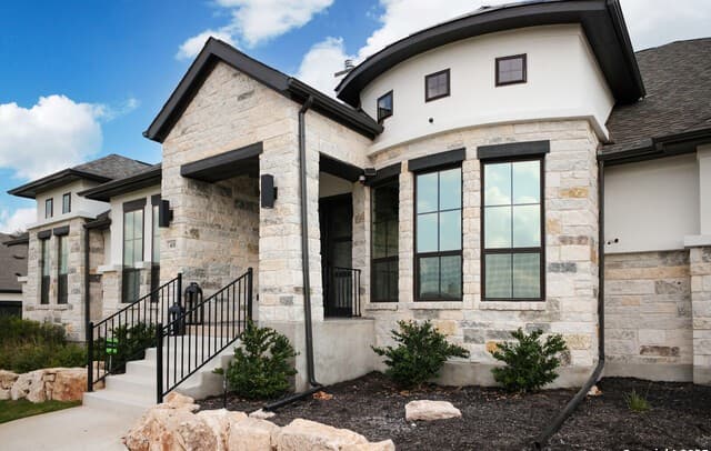 4-bedroom rental at 431 Falcon Cv in Castroville, TX — photo 2