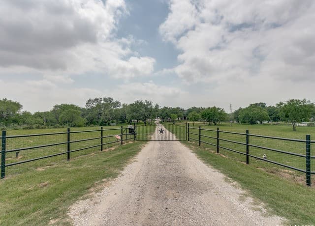 3-bedroom rental at 6840 S Loop 1604 in Von Ormy, TX — photo 3