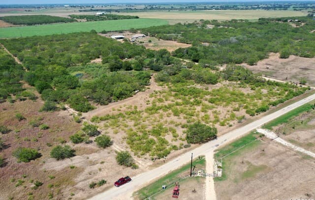 rental at 241 County Road 154 in Pleasanton, TX — photo 2