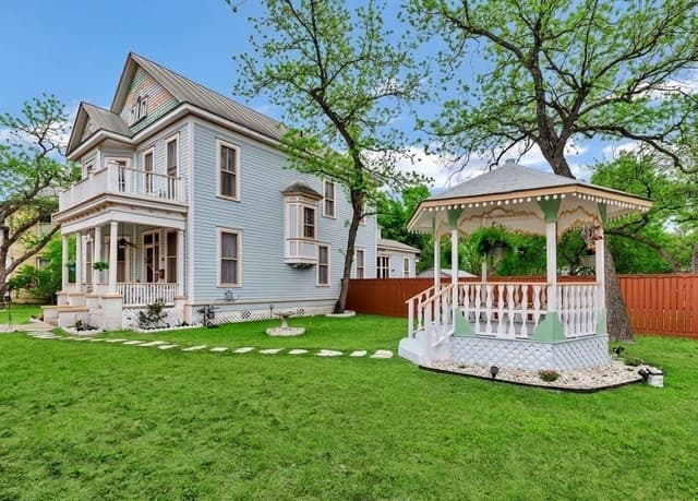 5-bedroom rental at 705 E Guenther in San Antonio, TX — photo 3