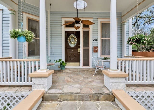 5-bedroom rental at 705 E Guenther in San Antonio, TX — photo 4