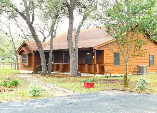 2-bedroom rental at 525 Cherry Ridge in Floresville, TX — photo 1
