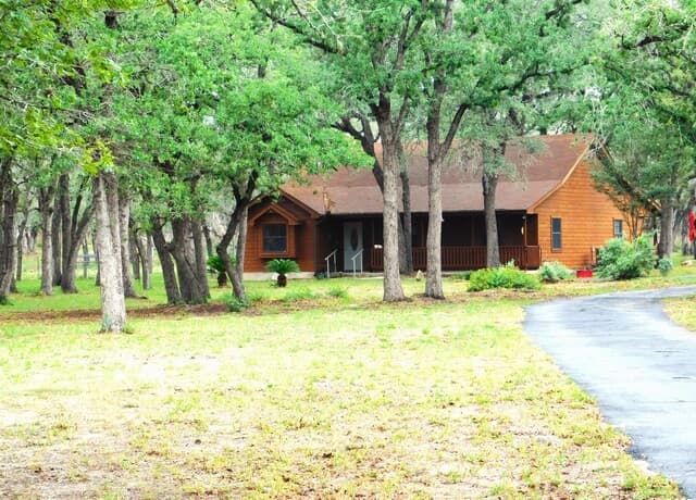 2-bedroom rental at 525 Cherry Ridge in Floresville, TX — photo 2