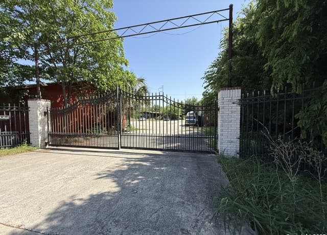 rental at 1010 W Ashby Pl in San Antonio, TX — photo 4
