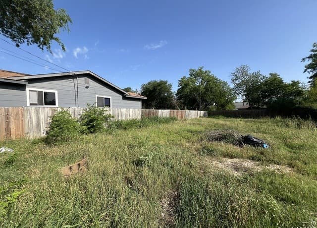rental at 117 Ardmore St in San Antonio, TX — photo 3