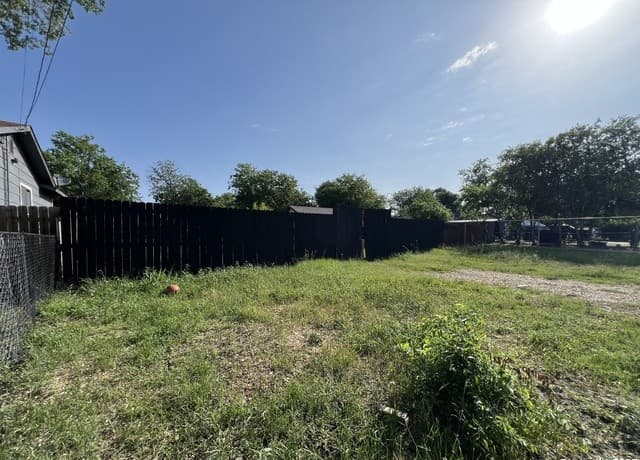 rental at 117 Ardmore St in San Antonio, TX — photo 5