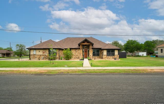 4-bedroom rental at 303 Schneider St in Poth, TX — photo 2