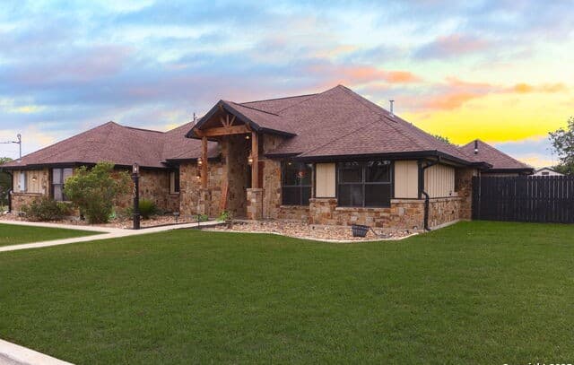 4-bedroom rental at 303 Schneider St in Poth, TX — photo 5