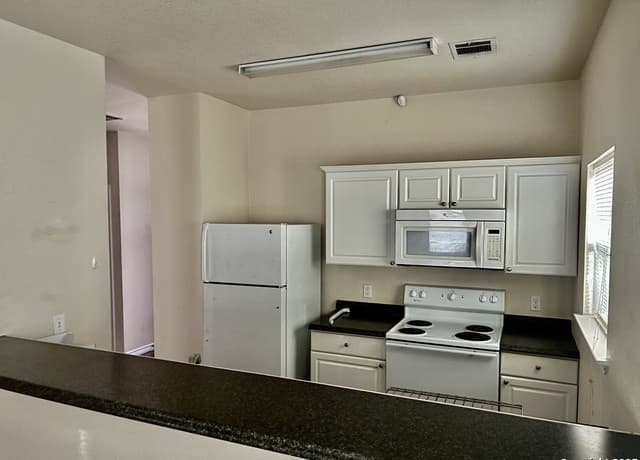 rental at 105 Sunnyside Drive in Kenedy, TX — photo 3