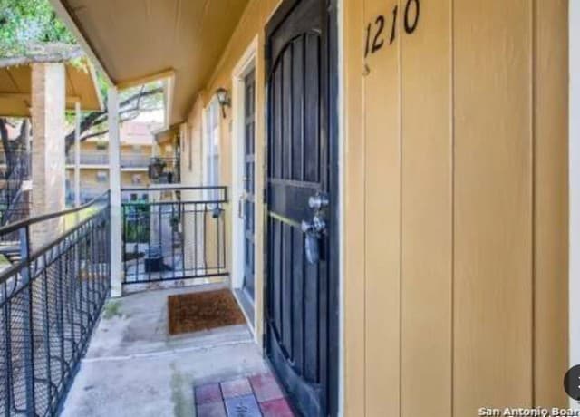 1-bedroom rental at 923 Vance Jackson Unit 1210 in San Antonio, TX — photo 2