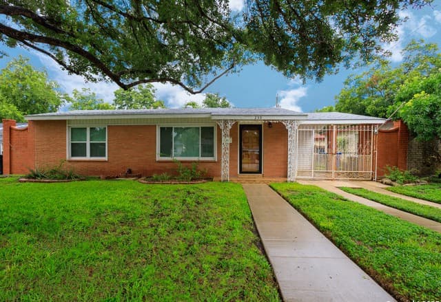 Home for sale at 230 Ravenhill in San Antonio, TX — photo 1