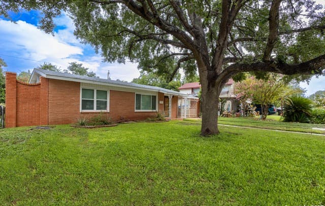 Home for sale at 230 Ravenhill in San Antonio, TX — photo 2