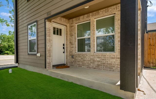 3-bedroom rental at 1104 S Gevers St in San Antonio, TX — photo 2