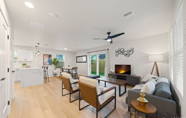 3-bedroom rental at 1104 S Gevers St in San Antonio, TX — photo 5