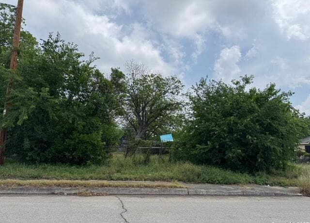 Home for sale at 2001 Iowa in San Antonio, TX — photo 3